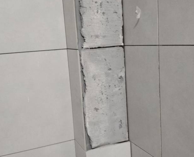 东安瓷砖空鼓维修公司分享下瓷砖施工前基层浇水润湿程度不足，可能导致以下问题